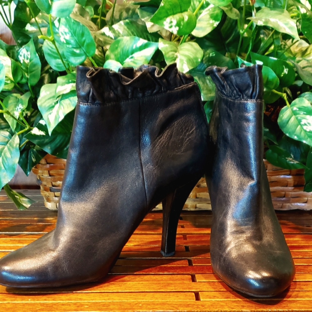 Sumptuous ME TOO JuJu - Leather Heeled Bootie w/Ruffle Trim - Black - 10M - EUC